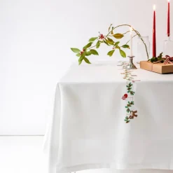 Juleduk med broderte motiver 240x140 cm hvit