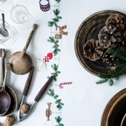 Juleduk med broderte motiver 240x140 cm hvit