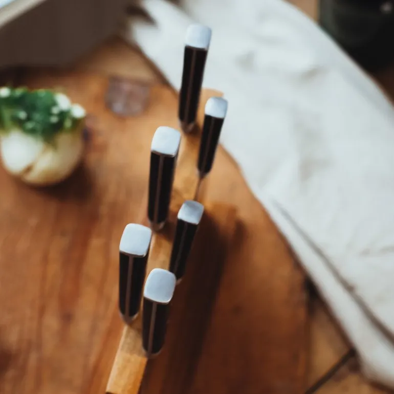 Asama kokkekniv 20 cm svart/sølv