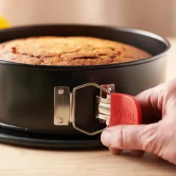 Bake It springform 24 cm svart/rød