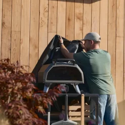 Beskyttelsestrekk til pizzaovn og bord stor svart