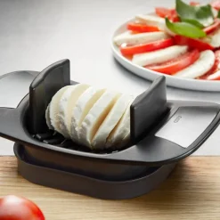 Caprese tomat- og mozzarellakutter svart/sølv