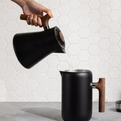 Corvo EKG Pro elektrisk vannkoker 0,9L matt svart/valnøtt