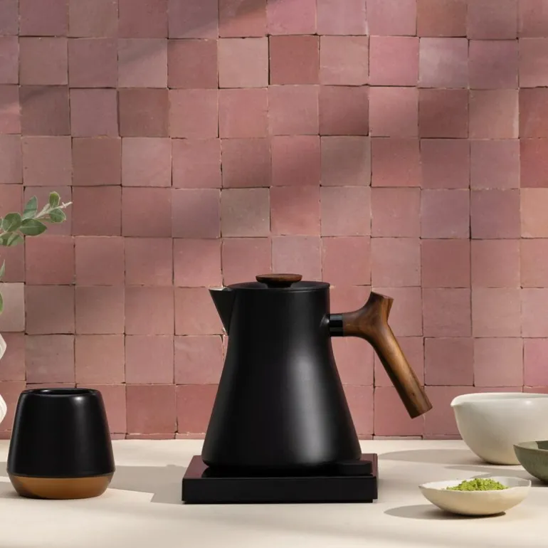 Corvo EKG vannkoker 0,9l matt svart/valnøtt