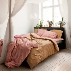 Daisy sengetøy 200x220 cm rosa/rød