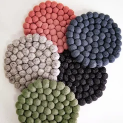 Dakota gryteunderlag i ull 19x19 cm grå