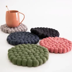 Dakota gryteunderlag i ull 19x19 cm grå