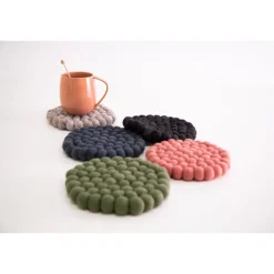 Dakota gryteunderlag i ull 19x19 cm mørkgrå