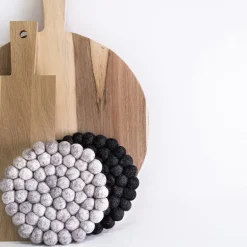 Dakota gryteunderlag i ull 19x19 cm mørkgrå