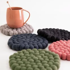 Dakota gryteunderlag i ull 19x19 cm lys grå