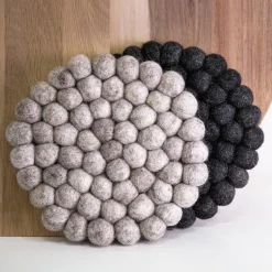 Dakota gryteunderlag i ull 19x19 cm lys grå