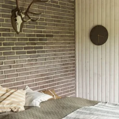 Dark Oak veggklokke 28 cm mørk eik m/svart viser