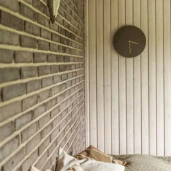 Dark Oak veggklokke 28 cm mørk eik m/kopper viser