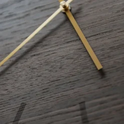 Dark Oak veggklokke 28 cm mørk eik m/kopper viser