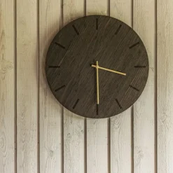 Dark Oak veggklokke 28 cm mørk eik m/kopper viser