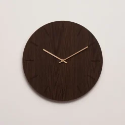 Dark Oak veggklokke 28 cm mørk eik m/kopper viser