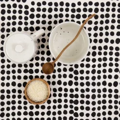 Dots duk 140x260 cm hvit/svart