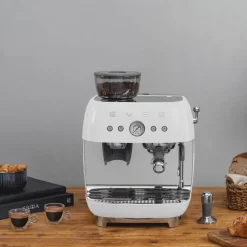 Espressomaskin EGF03 2,4L m/kaffekvern hvit