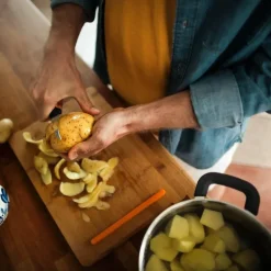 Functional Form skrellekniv kurvet 7 cm