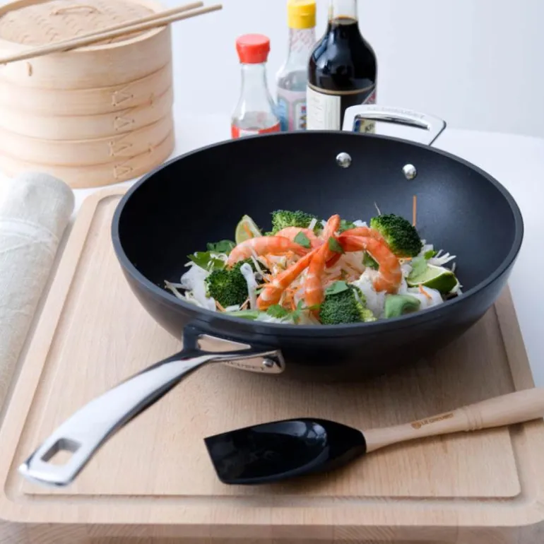 Gryteskje med trehåndtak svart