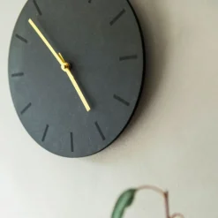 Gunpowder veggklokke 38 cm mørk grå m/gull viser