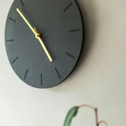 Gunpowder veggklokke 28 cm mørk grå m/gull viser
