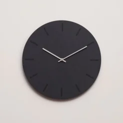 Gunpowder veggklokke 38 cm mørk grå m/sølv viser