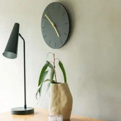 Gunpowder veggklokke 28 cm mørk grå m/sølv viser