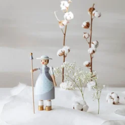 Hyrdinne trefigur 20 cm lys blå