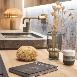 Iris duftlys 8x9,5 cm rapsvoks hvit/grønn