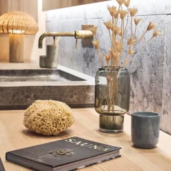 Iris duftlys 7x7,3 cm rapsvoks mørk blå