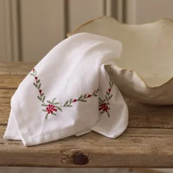 Julia serviett i bomull med broderi 45x45 cm hvit