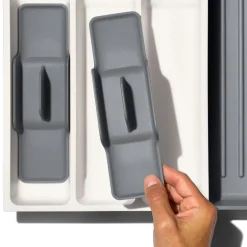 Justerbar skuffeinnsats til bestikk