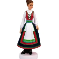 Konfirmant jente i bunad blå/rød