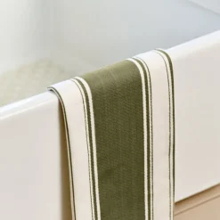 Love Colour stripet kjøkkenhåndkle 70x45 cm olivengrønn