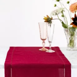 Løper med brodert hullsøm 175x30 cm mørkerød