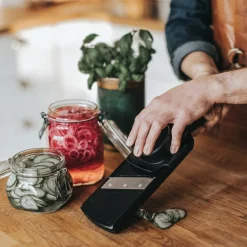 Mona mandolin grønnsaksskjærer 32,6x9,9x3,3 cm svart