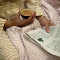 Monochrome Lines sengetøy 140x200 cm rosa/hvit