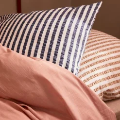 Monochrome sengetøy 140x220 cm støvet rosa