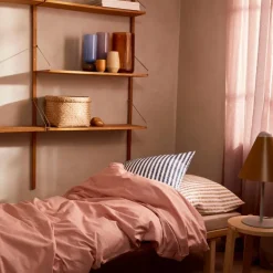 Monochrome sengetøy 140x220 cm støvet rosa