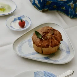 Motif trekantet fat 23 cm blå/hvit