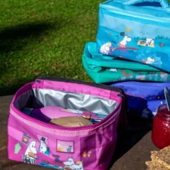 Mummi kjølebag 4,5L playing on the beach lyseblå