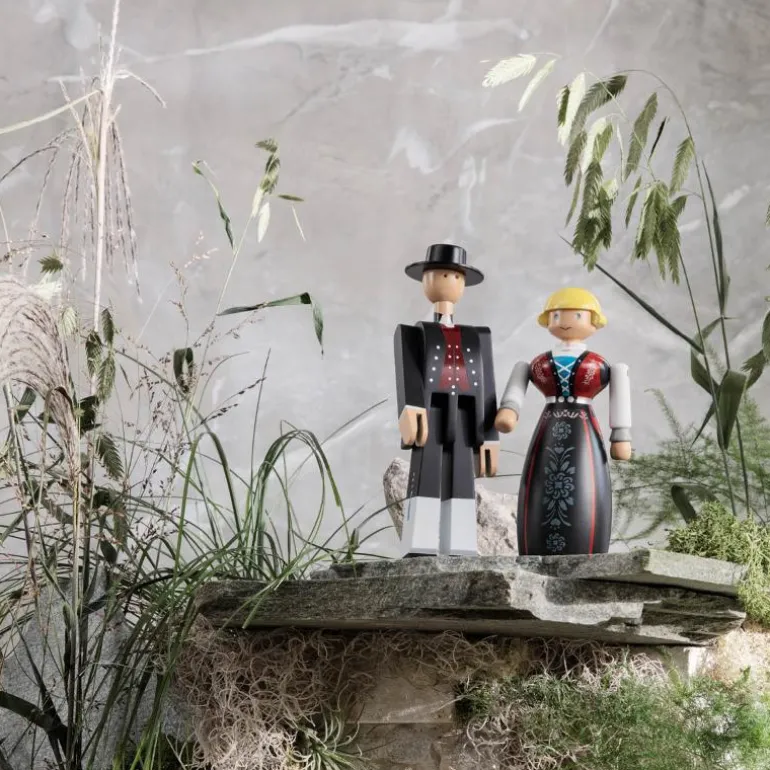 Norsk bunadskvinne svart/rød/hvit