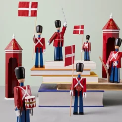 Officer with sword liten