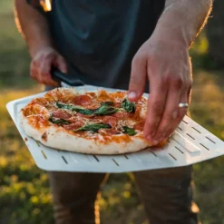 Pizzaspade m/perforert blad 65,5x30,5 cm