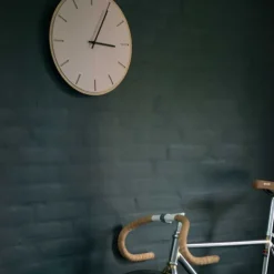 Powder veggklokke 28 cm rosa linoleum m/svart viser