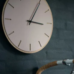 Powder veggklokke 28 cm rosa linoleum m/svart viser