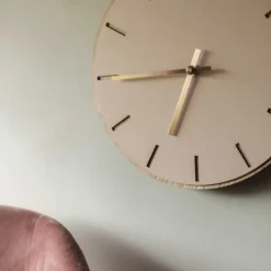 Powder veggklokke 28 cm rosa linoleum m/gull viser