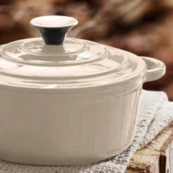 Rund støpejernsgryte 20 cm 2L krem