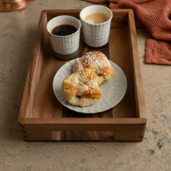 Serveringsbrikke i akasietre 33x22x6 cm